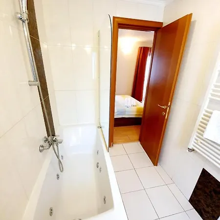 Grandville Apartman *